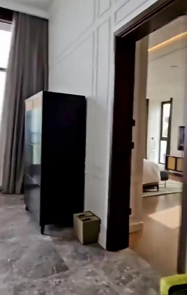 MJ filming her suite on arrival and posting it to the group